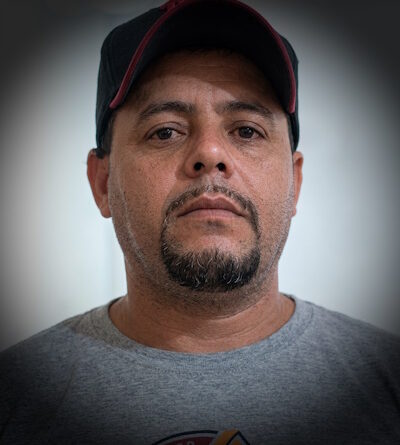 EX-PRESIDIÁRIO É EXECUTADO A TIROS ENQUANTO AGUARDAVA TRANSPORTE PARA O TRABALHO EM ITAMBÉ