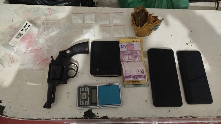 PM APREENDE COCAÍNA, MACONHA, REVÓLVER E DINHEIRO DURANTE OPERAÇÃO EM CACHOEIRINHA