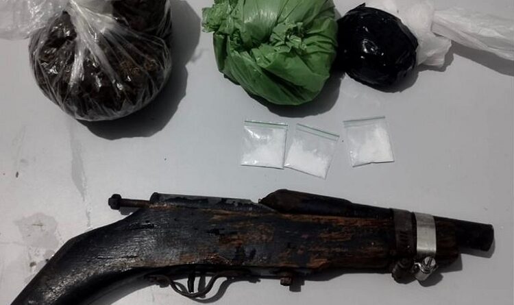 PM APREENDE ARMA DE FOGO E MAIS DE 1 KG DE DROGAS EM PETROLINA PM APREENDE ARMA DE FOGO E MAIS DE 1 KG DE DROGAS EM PETROLINA