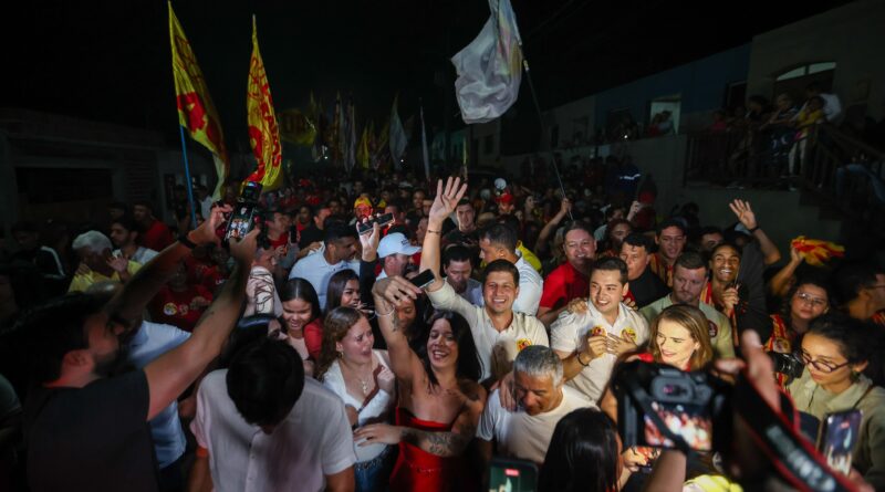 João Campos fecha o sábado no Agreste em Correntes e participa de grande caminhada na cidade