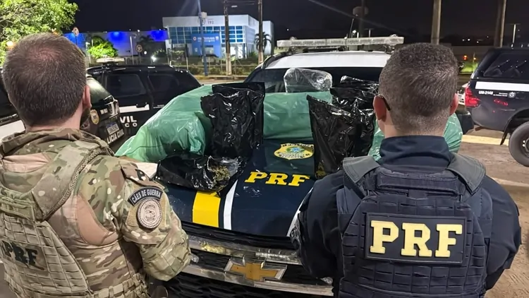 APÓS FUGA POR 35 KM, PRF APREENDE 35 KG DE SKUNK E DETÉM QUATRO SUSPEITOS DE TRÁFICO EM MORENO