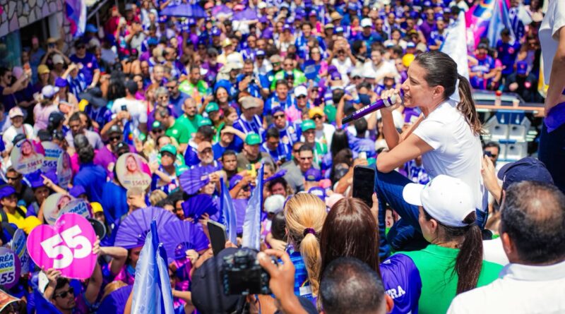 Em grande caminhada em Casa Amarela, Raquel recebe carinho da população e garante expansão do Hospital da Restauração