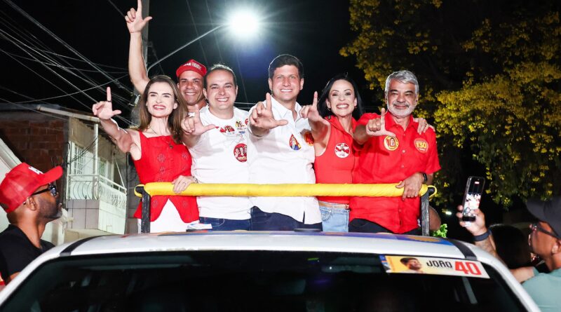 Em Serra Talhada, João Campos encerra sábado de campanha com mobilização em sete municípios do Sertão do Pajeú