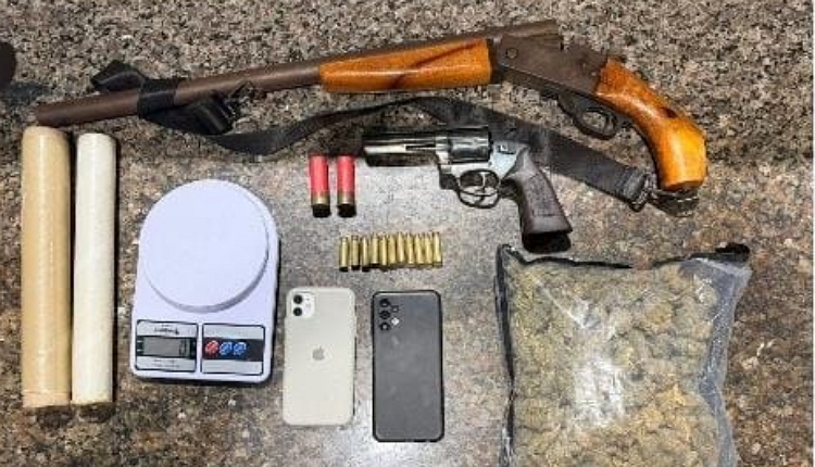 PM APREENDE DUAS ARMAS, MUNIÇÕES E 460 GRAMAS DE MACONHA DURANTE AÇÃO CONTRA O TRÁFICO EM GOIANA