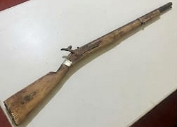 HOMEM É PRESO APÓS AMEAÇAR POLICIAIS E ESPINGARDA SER ENCONTRADA EM RESIDÊNCIA, EM BREJÃO