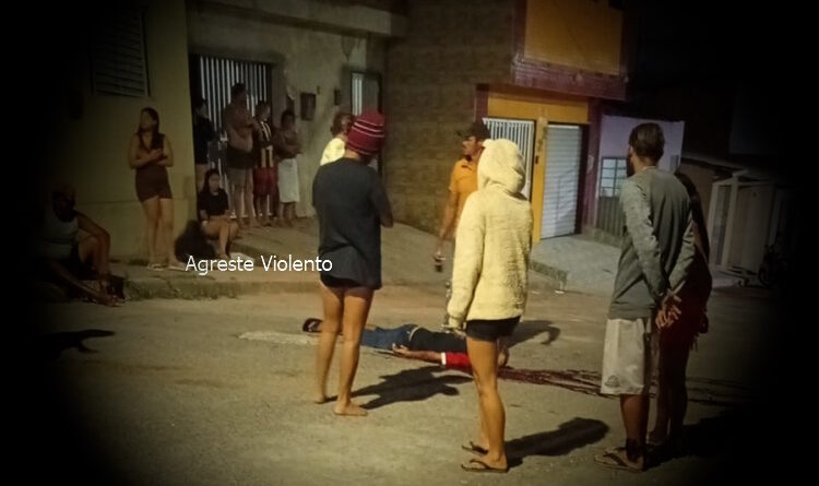 HOMEM É ASSASSINADO COM GOLPE DE FACA NO PESCOÇO, EM GARANHUNS