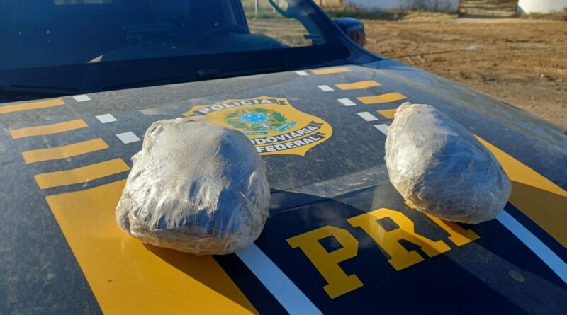 Após fuga, PRF detém motorista com revólver, maconha e rebites em Floresta