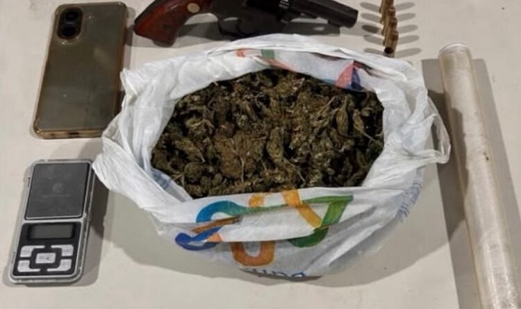 PM PRENDE PROCURADO POR HOMICÍDIO E APREENDE REVÓLVER E DROGAS EM SERRA TALHADA