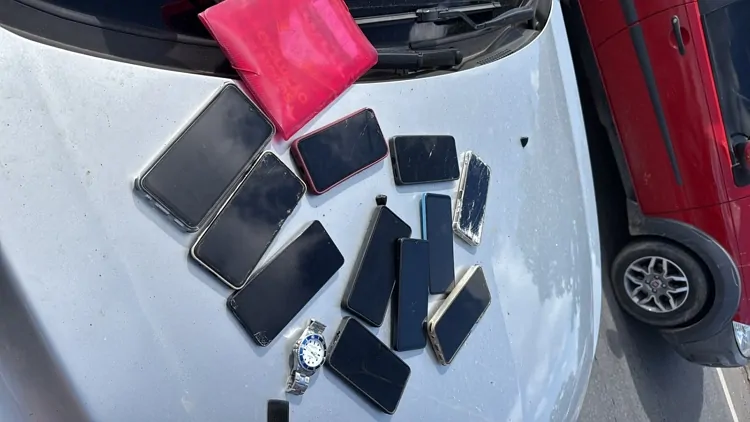 PM PRENDE SUSPEITO DE ROUBO E RECUPERA 11 CELULARES EM JABOATÃO DOS GUARARAPES