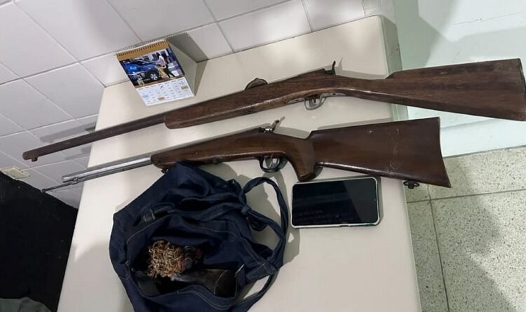 HOMEM É PRESO APÓS AMEAÇAR COMPANHEIRA E ARMAS SEREM APREENDIDAS EM BELO JARDIM