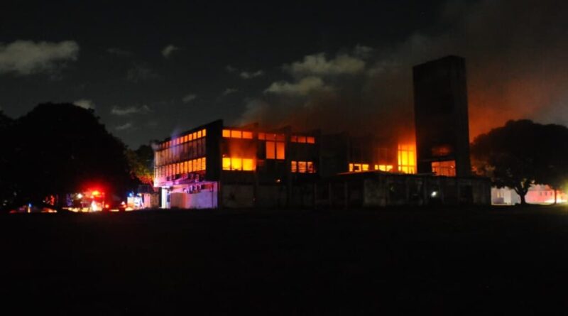 Reitor da UFPE diz que ainda não se sabe a causa de incêndio em prédio da universidade: “Precisamos ouvir a perícia para chegar a uma conclusão”